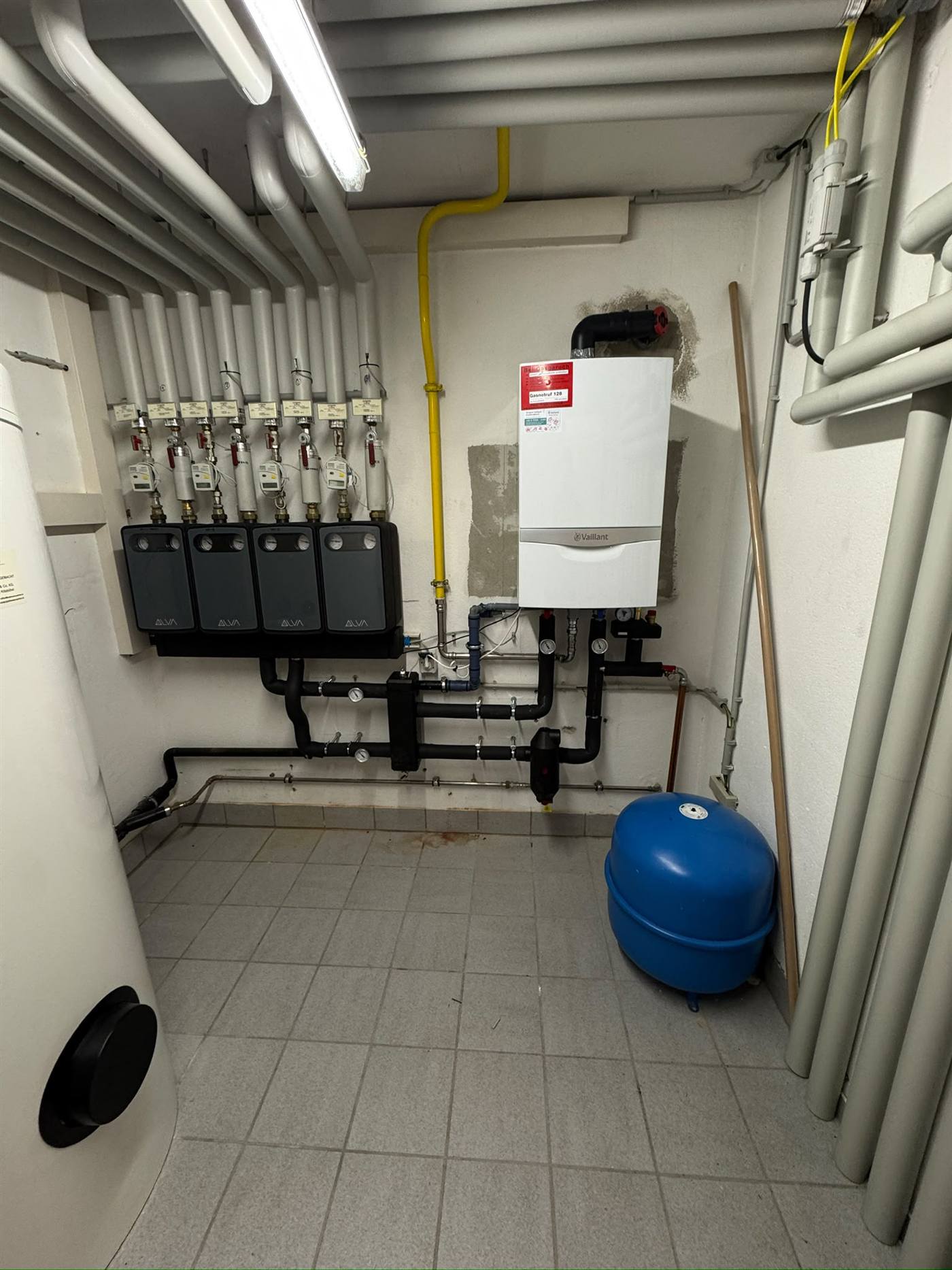Von Kitz24 betreuter Heizraum mit Gastherme und Wärmemengenzählern