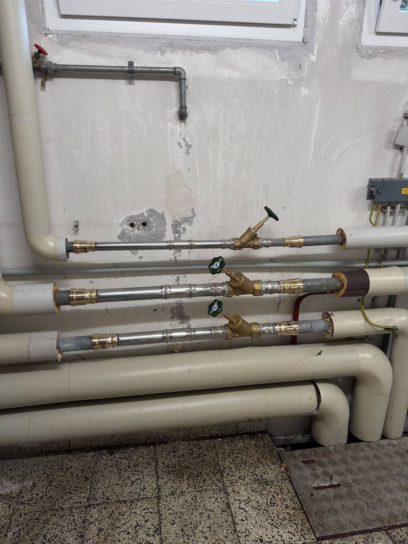 Erneuerte Wasserleitungen mit neuen Absperrventilen nach einer Instandsetzung durch Kitz24