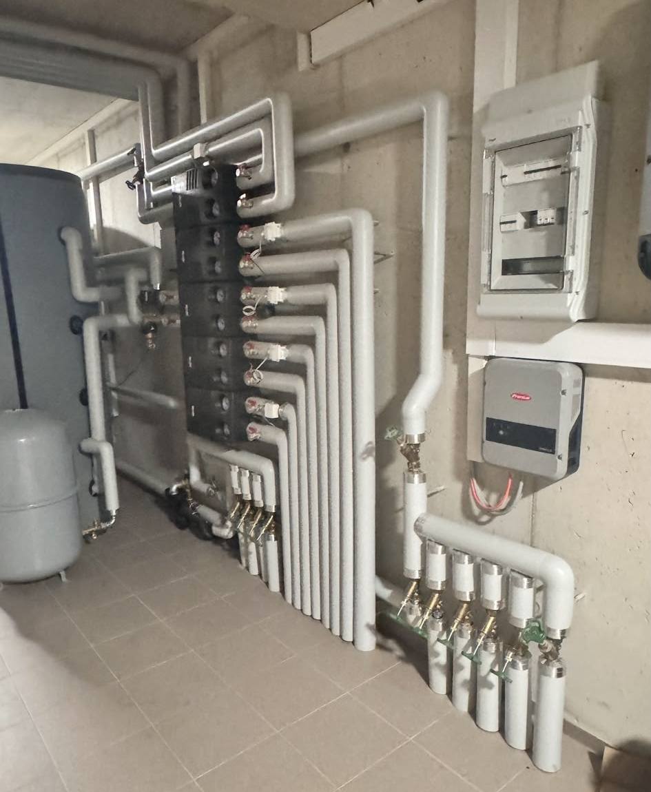 Komplett verrohrte Heizzentrale mit Verteilerstation — Anlagenbau von Kitz24